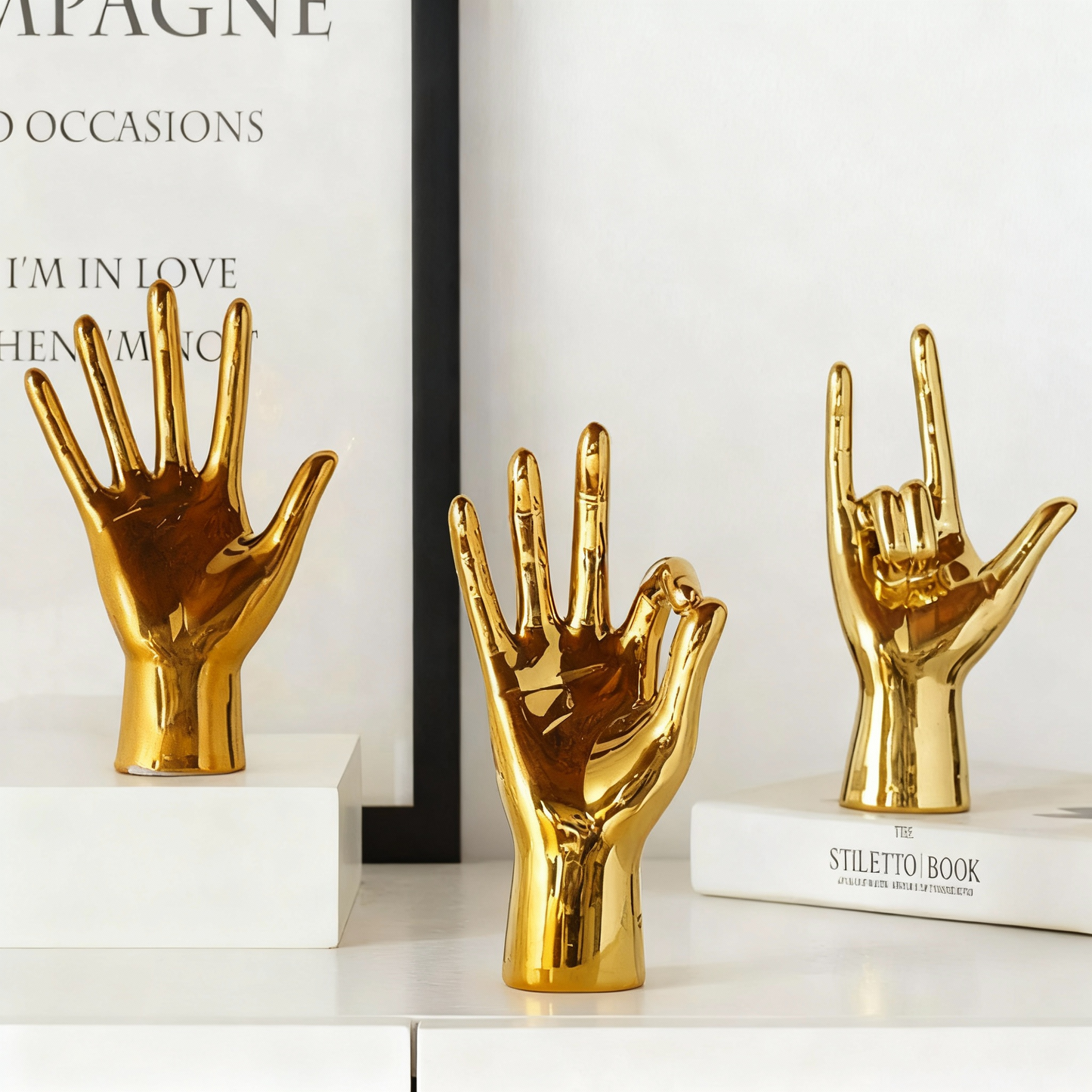 Escultura Decorativa de Mano con Acabado Dorado