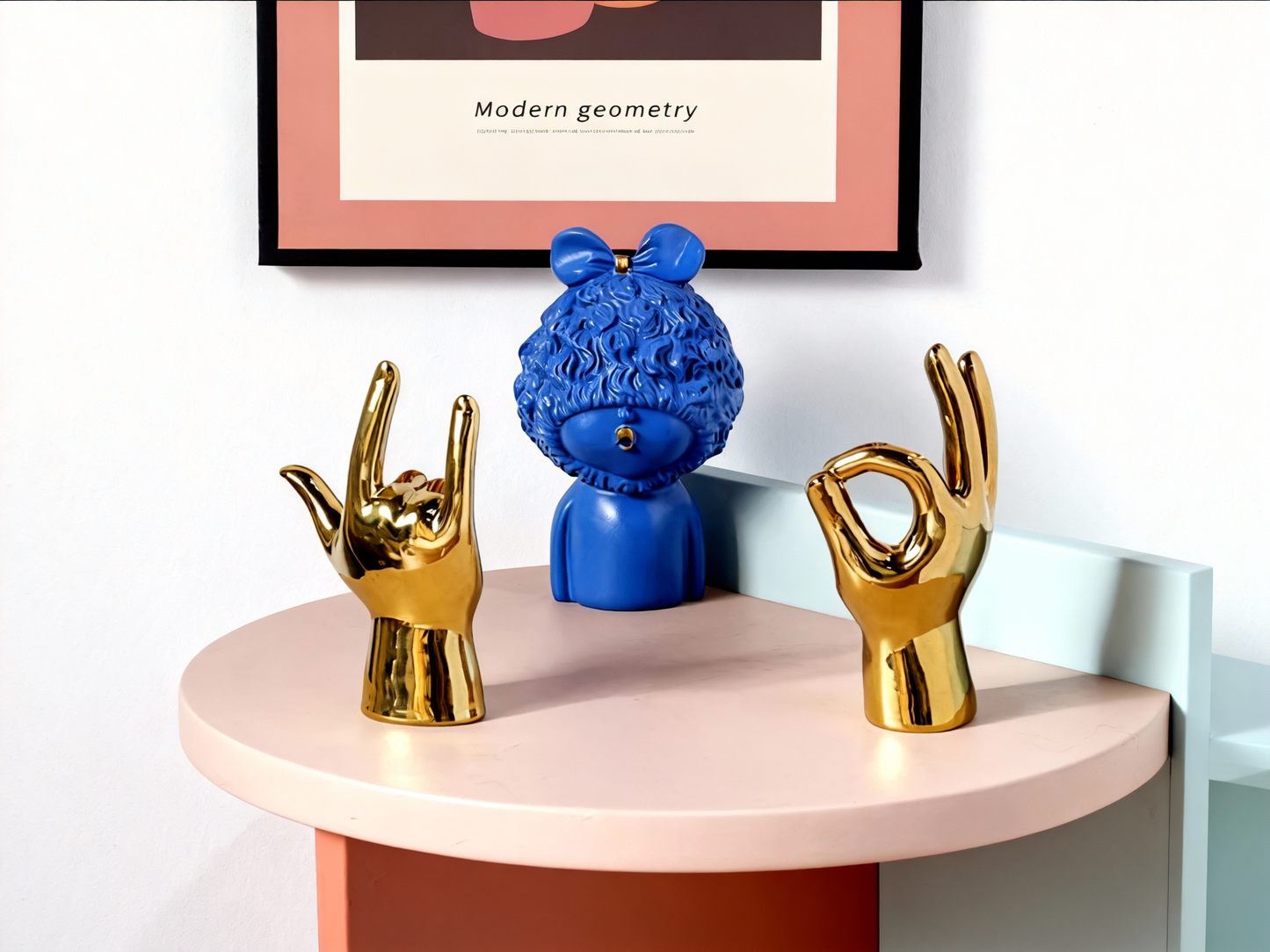 Escultura Decorativa de Mano con Acabado Dorado