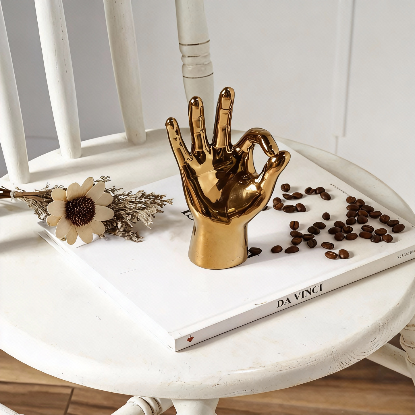 Escultura Decorativa de Mano con Acabado Dorado